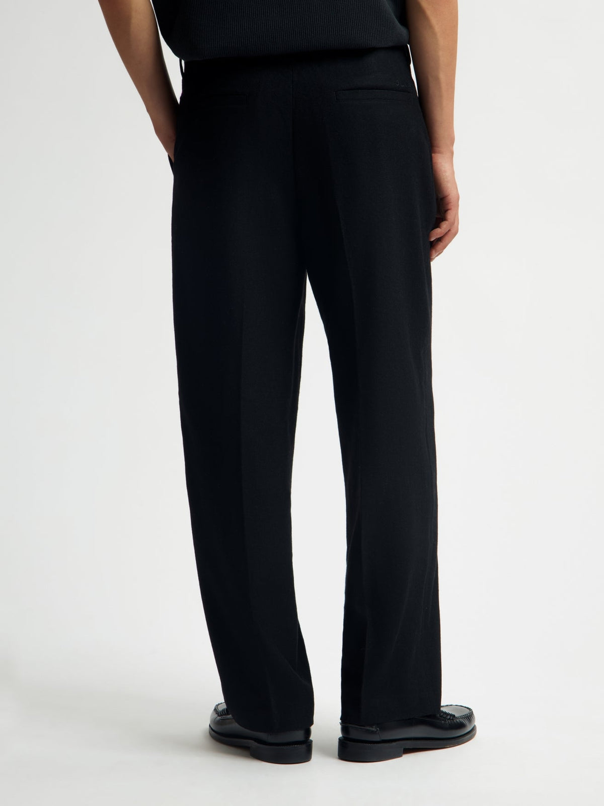 OLAF Wool Barrel Leg Pant – Black – afbeelding 2
